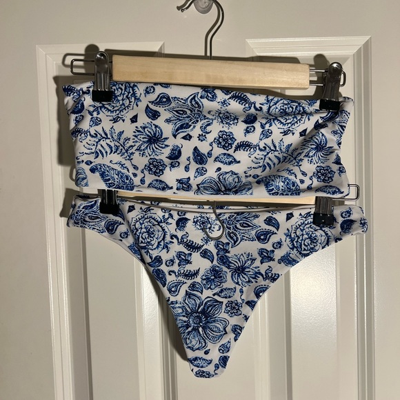 Billabong Other - Strapless bikini set with floral trendy print